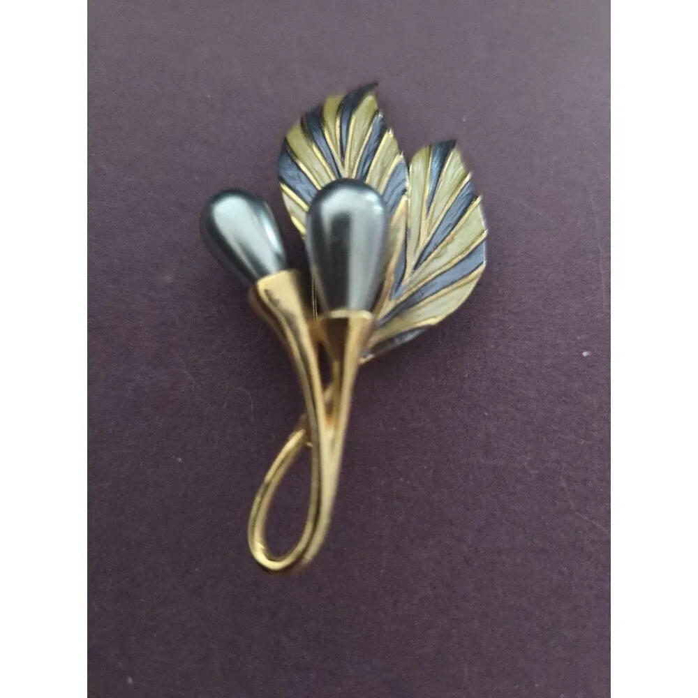Vintage Graffiti Mid Century Gray Pearl And Enamel Leaf Brooch Pin
